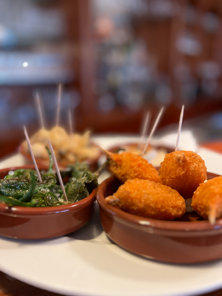 Warme Tapas mit Albóndigas, Papas Bravas und mediterranen Spezialitäten in der Brasserie Rendezvous Hannover-Bothfeld