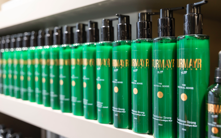 Grüne Sturmayr Haarpflegeprodukte im Regal des POP Up Stores in Salzburg.