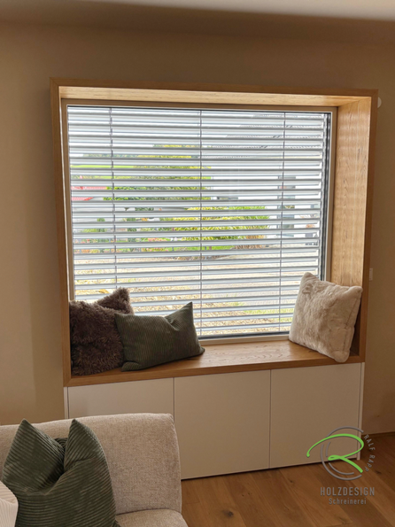 Sitzfenster nach Maß vom Schreiner aus der Bodenseeregion: gemütliche Fensternische mit Eichenrahmen, Sitzfläche und Stauraum – individuell geplant von Holzdesign Ralf Rapp in Radolfzell.