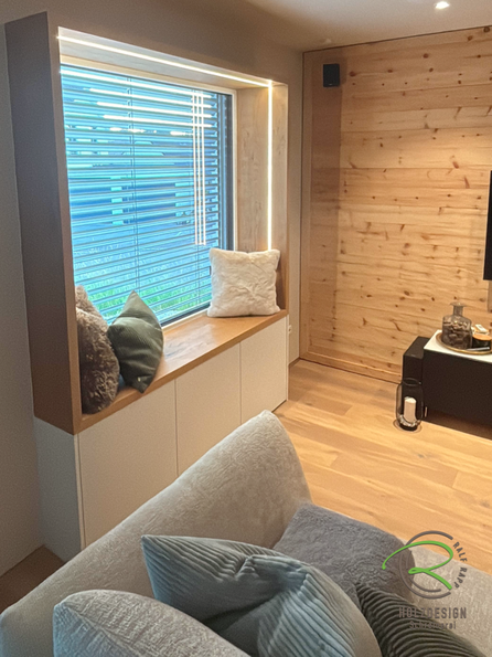 Gemütliches Sitzfenster mit Holzrahmen und integrierten Stauraum-Schränken, Schreinerarbeit aus Radolfzell. Maßgefertigt von Schreinerei Holzdesign Ralf Rapp in Geisingen für ein wohnliches Ambiente am Bodensee