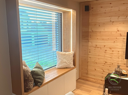 Fenstersitzbank in Radolfzell vom Schreiner mit Stauraum mit Eichenrahmen und weißen Unterschränken mit Türen von Schreinerei Holzdesign Ralf Rapp in Geisingen