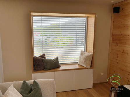 Fensterbank mit nachträglichem Einbau eines maßgefertigten Sitzfensters in Radolfzell im Bodenseeraum von Schreinerei Holzdesign Ralf Rapp in Geisingen mit Eichen-Rahmen und weißen Unterschränken 