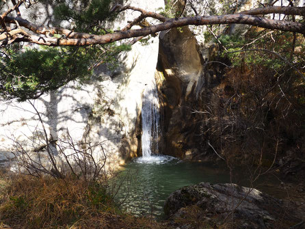 La cascade de la clue d'Izon. Izon Nature : hébergements, chambres et table d'hôtes insolites et écoresponsables dans la Drôme provençale, trek dans la Méouge