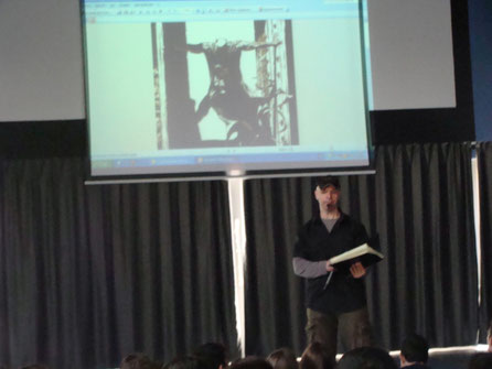 rafa garres dibuixant comics al institut