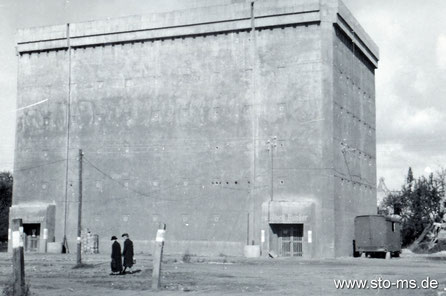 Von-Kluck-Bunker an der Hermannstraße 1945