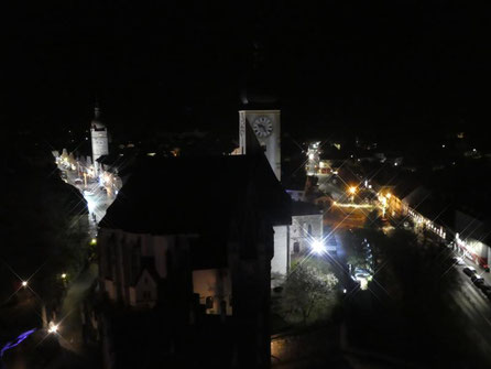 Blick von der Burg auf das nächtliche Waidhofen. Foto C. Metz