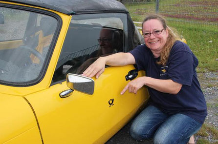 Seit zwei Jahren ist das Spitfire Cabrio von Anja Büscher aus Bielefeld restauriert. Stolz zeigt sie einen kleinen Postaufkleber, der an die alte Poststelle in ihrem Zuhause erinnern soll. Die Spitfire-Fahrer trafen sich auf dem Campingplatz am Furlbach.