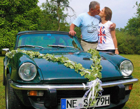 Hochzeitswagen: Thom und Astrid Uhlig haben sich 2003 bei dem Oldtimertreffen in Detmold kennengelernt und sind seitdem ein Paar. Zwei Tage vor dem Treffen in SHS haben sie geheiratet. | © Demokrat Ramadani
