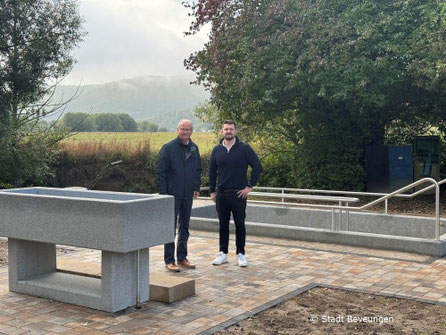Tretbeckenanlage an der Bever in Beverungen v.l.n.r. : Bürgermeister Hubertus Grimm und Arthur Edich, Stadt Beverungen