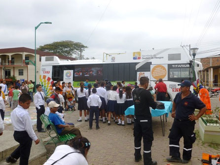 Público congregado alrededor del bus de la Caravana del Buen Vivir que visita la provincia de Manabí, Ecuador.