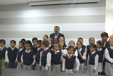 Niños que se ilustran en la Unidad Educativa Talentos de Manta (Ecuador), posando con el alcalde Jaime Estrada Bonilla.