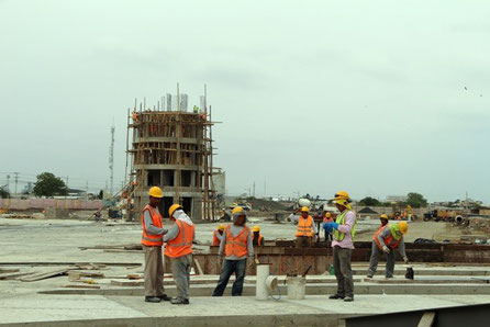 Terminal terrestre de Manta, Ecuador, en construcción. Área de la torre de control.