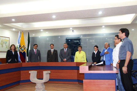 Alcalde y concejales de Manta, junto a sus invitados para recordar el Día de Reyes en el Salón de la Ciudad. Ecuador.