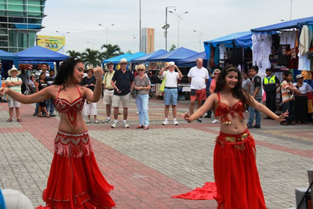 Bailarinas de danza árabe tradicional hacen una representación en la plaza cívica de Manta, Ecuador.