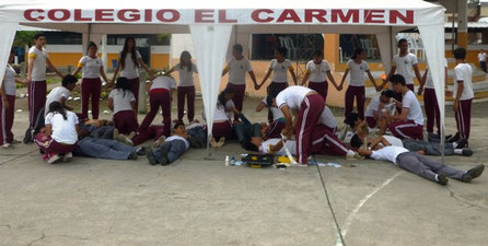 Estudiantes de la Unidad Educativa El Carmen, del cantón de ese nombre en la provincia de Manabí (Ecuador), simulan una evacuación por terremoto.