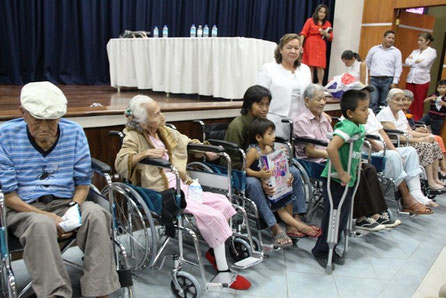 Las personas beneficiarias posan con la presidenta del Patronato municipal de Manta, Descy Medranda de Estrada, que entregó diez sillas rodantes.