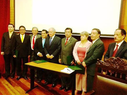 Cofundadores de la Universidad Laica Eloy Alfaro de Manabí (ULEAM), junto a Rector, Vicerrector y Secretario General de esa alma máter, en la sesión del aniversario 28.