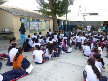 Estudiantes de la Escuela 10 de Agosto de Manta escuchan una charla de motivación navideña ofrecida por un delegado de supermercados TIA.