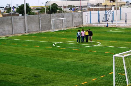 Campo de fútbol revestido con fibra sintética. Club Aerotécnicos FAE de Manta, Ecuador.