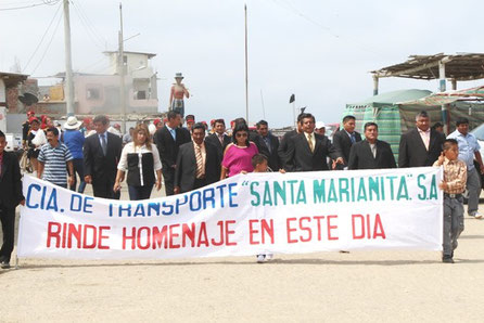 Miembros de la empresa de transporte Santa Marianita desfilan por el aniversario de la parroquia de ese nombre. Manta, Ecuador.