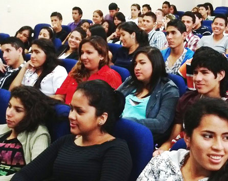 Estudiantes de la carrera de Secretariado Ejecutivo en la ULEAM de Manta, Ecuador.