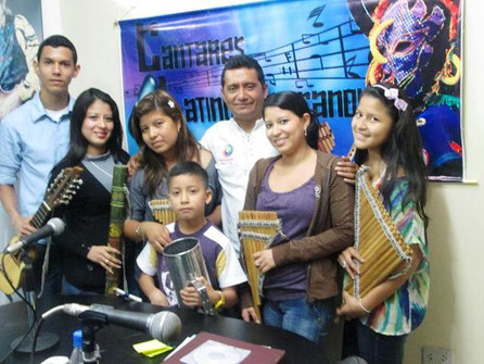 Grupo musical Manabí Folkórico de la ciudad de Manta, Ecuador, posa en el estudio de Radio Son con el productor Ramiro Parreño.