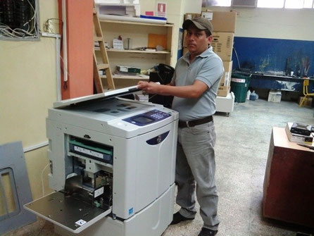 Un operador programa la nueva fotocopiadora adquirida por la Imprenta Universitaria de la Uleam de Manta, Ecuador.