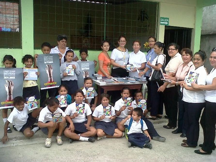 Damas de Manabí (Ecuador) y niños estudiantes hacen campaña de advertencia sobre los riesgos de la pirotecnia.