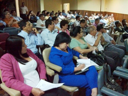 Docentes de la ULEAM de Manta reciben información de oportunidades para perfeccionar su profesión. Manta, Ecuador.