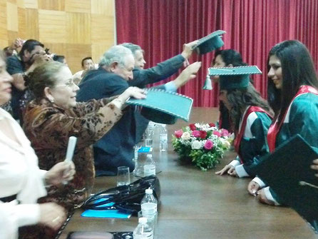 Graduadas de Enfermería por la ULEAM de Manta (Ecuador) reciben sus respectivos birretes en la ceremonia de incorporación 2013.