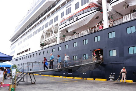 Buque crucero anclado en el puerto de Manta, Ecuador.