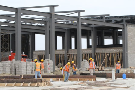 Terminal terrestre de Manta, Ecuador, en construcción. Bloque central del conjunto.