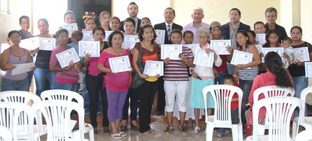 Microempresarios que se benefician del Bono de Desarrollo Humano en Manta (Ecuador), posan para mostrar el correspondiente certificado de capacitación en emprendimiento.