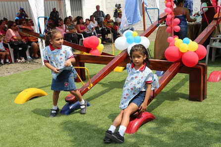 Niños de la Escuela Fe y Alegría Nº 2 de Manta estrenan juegos en el patio.