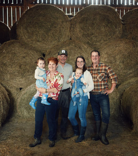 Unsere Familie: Enkelin Zita mit Oma Gitti, Opa Peter, Carina mit Sohn Arthur und Philipp leben nach dem Motto: "Wer nicht das Unmögliche wagt, wird das Mögliche nie erreichen". 