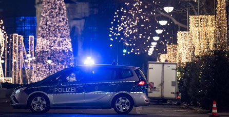 ""Sur la Breitscheidplatz à Berlin, seules les lumières bleues des voitures de police et des ambulances clignotent, mais leurs sirènes sont en sourdine" (Sources Der Speigel)