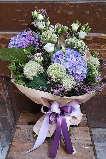flower delivery vienna hydrangeas with gift packaging