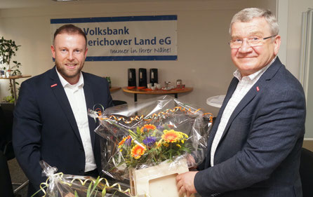 Blumen von Manuel Ballerstedt für Konrad Zahn. Foto: Alpha-Report