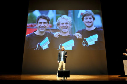 写真:講演をするクリス・ヒルバート氏。同時通訳はJimdoCafe 青森オープニングイベントにもお越しいただいた、JimdoJapan市澤さん。