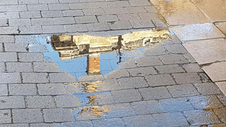 Gebäude in Bordeaux - gespiegelt in einer Pfütze