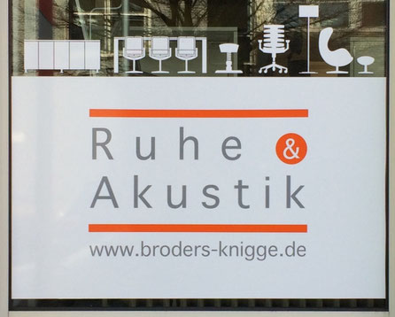 Foto eines Werbeschildes des Büro-Ausstatters Broders und Knigge mit der Aufschrit "Ruhe und Akustik"