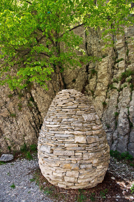 La sentinelle d'Andy Goldsworthy dans la clue de Barles (Collection d'art en Montagne)