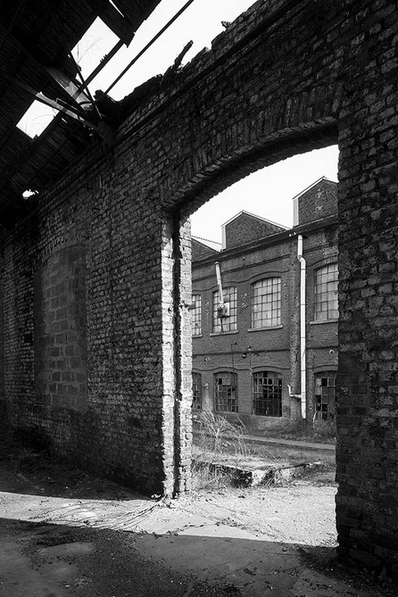 Urbex Industrieruine, Backsteintor. NIKON Z7, PC-E-NIKKOR 24mm.Schwarzweiß. Foto: Dr. Klaus Schörner