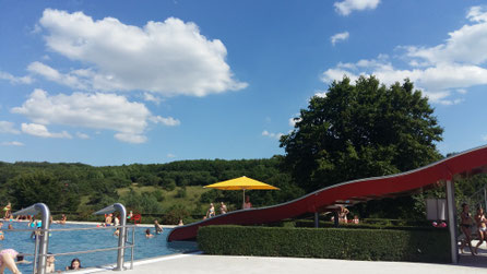 Ins Wasser rutschen im Geisbergbad Veitshöchheim