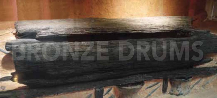 Fig. 1. Coffin and drums in tomb 23 (Chuxiong Museum reproduction)