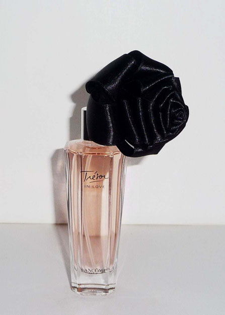 TRESOR IN LOVE - EDITION COQUETTE : FLACON AVEC  POIRE NOIRE