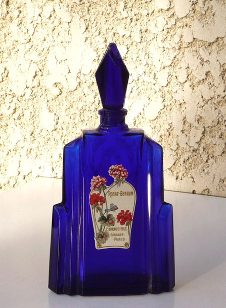 J. GIRAUD & FILS - ROSAT-GENIUM : GRAND FLACON EN VERRE BLEU, DANS LE STYLE ART DECO.