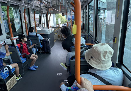 ほぼ貸し切り状態のバスでトレードセンター前駅まで移動