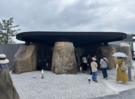 残念石の上に鎮座する山佐木材製CLT