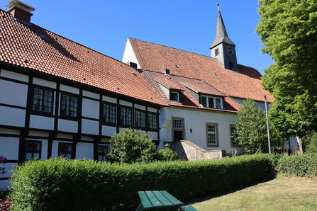 Stift Leeden, ab 1240 vom Grafen von Tecklenburg gegründet. Vorfahren waren eigenbehörig zum Stift.